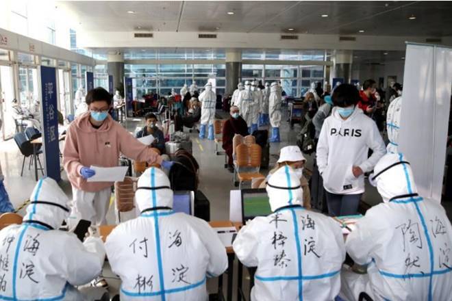 Video: 'Lùa' trăm người vào hầm xét nghiệm COVID-19, sân bay Trung Quốc vỡ trận