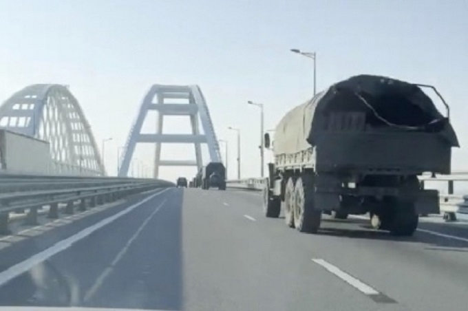 Nhiều thiết bị quân sự được nhìn thấy trên cầu Crimea