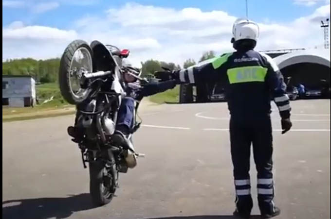 Clip cảnh sát Nga lái mô tô như VĐV chuyên nghiệp