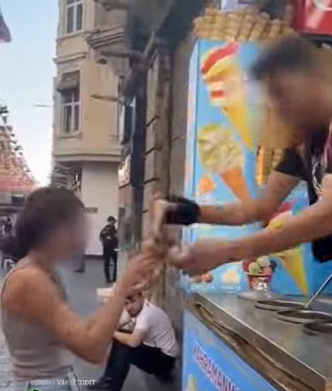 Đưa kem cho nữ du khách theo cách khiếm nhã, người bán kem ở Thổ Nhĩ Kỳ bị bắt