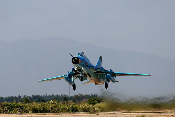 Cường kích Su-22 gặp sự cố ở Yên Bái: Dù giảm tốc không mở, trượt khỏi đường băng