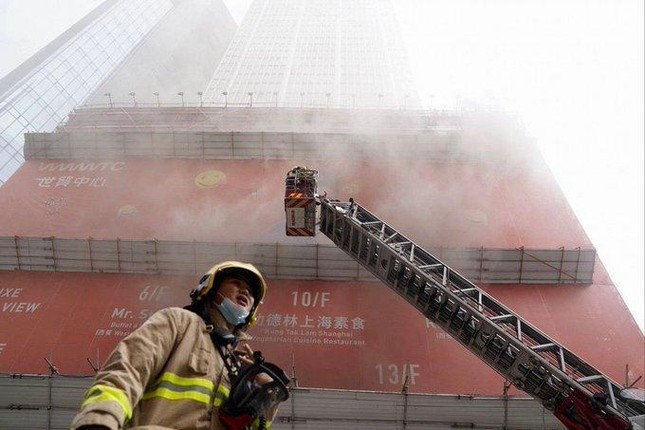 Hồng Kông: Cháy toà nhà 38 tầng, 300 người mắc kẹt trên sân thượng
