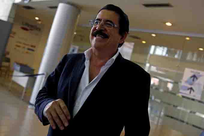 Mang túi có 18.000 USD, cựu tổng thống Honduras bị giữ ở sân bay