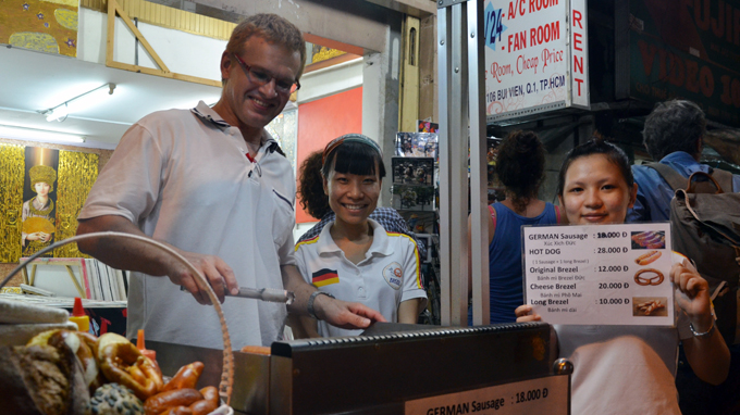 Ông Tây bán xúc xích trên vỉa hè