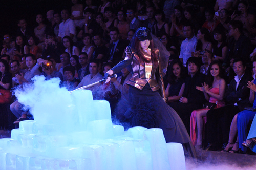 Những tình huống bi hài khi chân dài đi tiệc