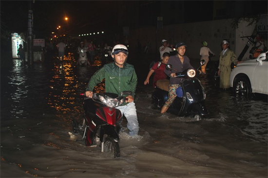Mưa lớn, người Sài Gòn lại bơi trong nước bẩn