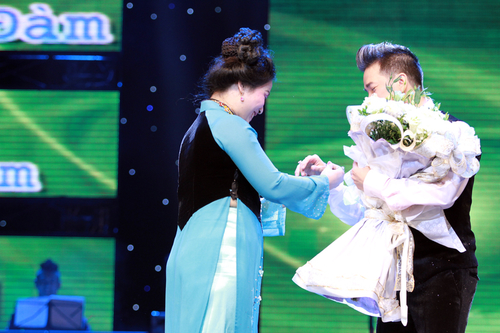 Fan cuồng ba lần tặng vàng giả cho Mr. Đàm