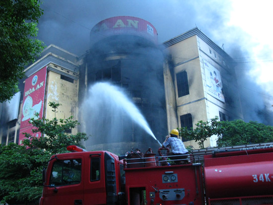 Cháy lớn tại Trung tâm thương mại Hải Dương