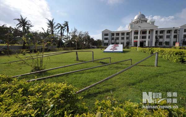 Bão số 10 quật đổ cột cờ Trung Quốc cắm phi pháp tại Hoàng Sa