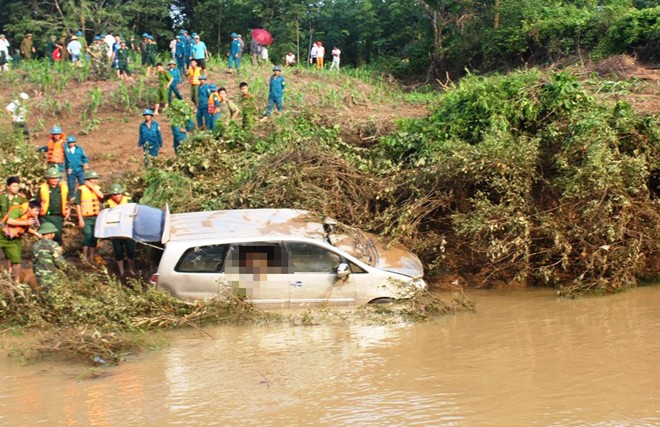 Tài xế xe trôi ở Khe Ang khóc nức nở trong trại tạm giam