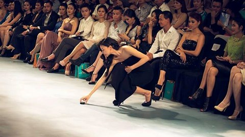 Ngô Thanh Vân và hành động gây sốt tại Elle show 2013