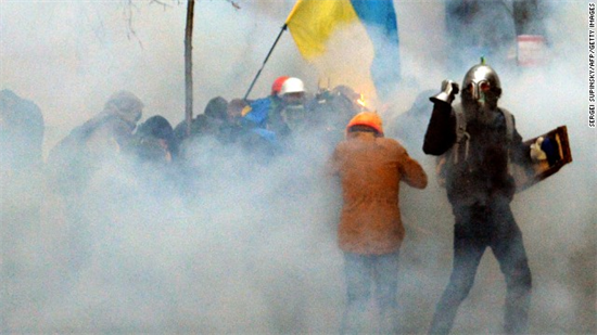 Hàng nghìn người Ukraine biểu tình, bao vây trụ sở chính phủ