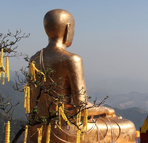Nghĩ bên chân tượng Phật hoàng