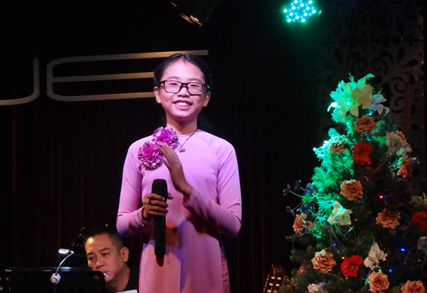 Phương Mỹ Chi tự tin làm MC trong đêm nhạc với cô Út