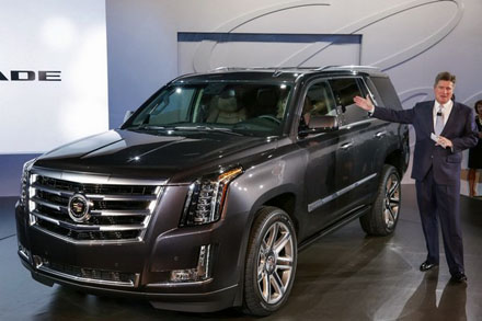 Cadillac Escalade 2015 có giá từ 72.690 USD