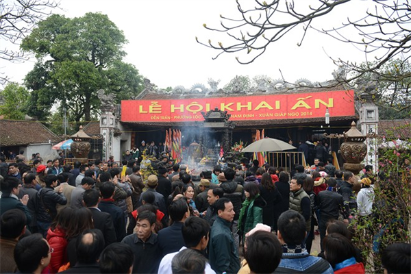 Đền Trần đông nghẹt trước giờ khai ấn