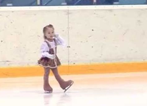 Kinh ngạc với khả năng trượt băng cực đỉnh của bé gái người Nga