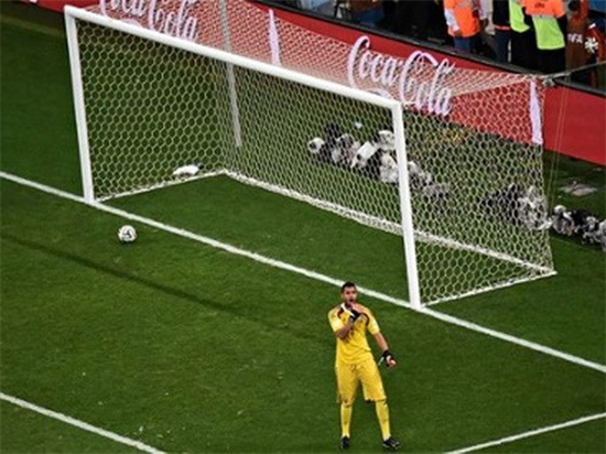 Hà Lan bị tước bàn thắng trên chấm 11m ở trận thua Argentina?