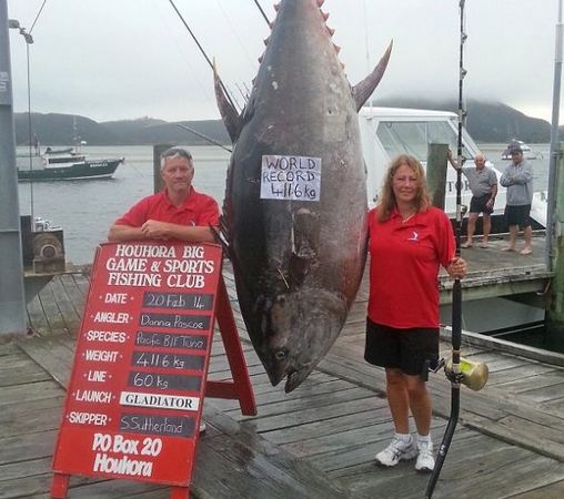 Một phụ nữ câu được con cá ngừ khổng lồ hơn 40 tỷ đồng