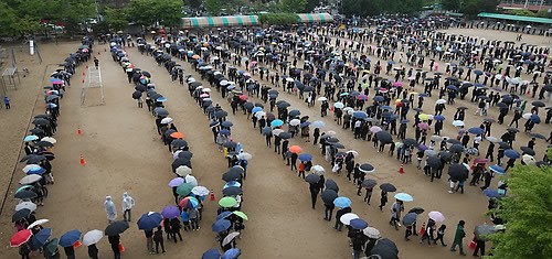 Dân Hàn đội mưa xếp hàng viếng nạn nhân tàu chìm