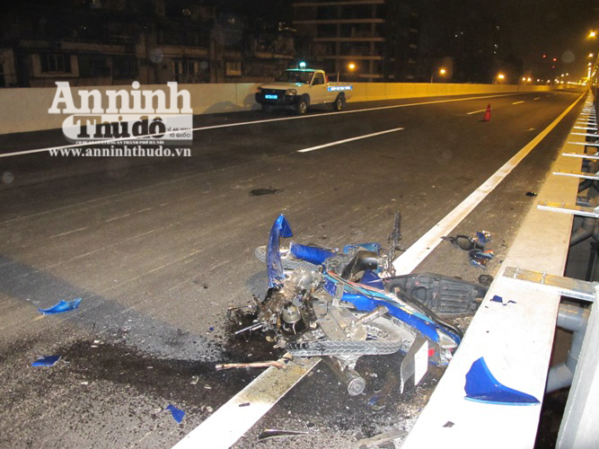 Tai nạn đầu tiên ở đường trên cao Hà Nội: Xe nát bét, người chết tại chỗ