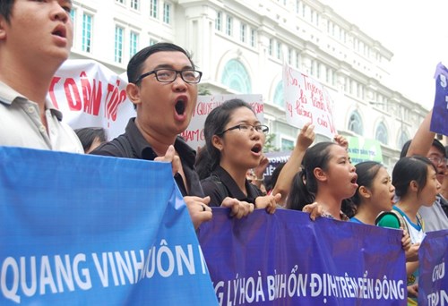 Người dân Hà Nội-Huế-TP.HCM xuống đường phản đối Trung Quốc: Nếu điều tồi tệ xảy ra, chúng tôi nguyện đồng lòng bảo vệ Tổ quốc!