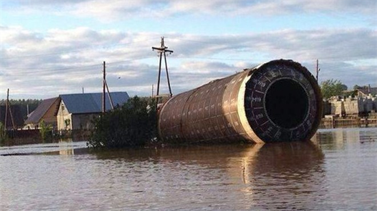 ‘Tên lửa đạn đạo’ trôi tới nhà dân sau trận lụt ở Nga