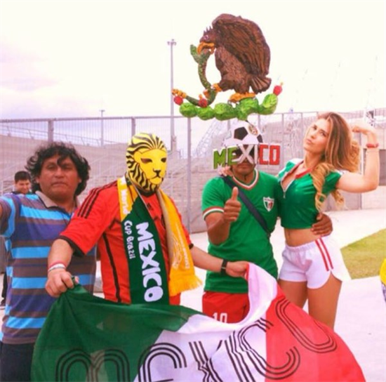 Mexico vào vòng knock-out, nữ phóng viên tung ảnh đẹp mê hồn