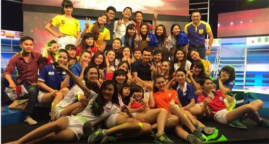 Khắc Việt bị 32 người đẹp World Cup 2014 bủa vây