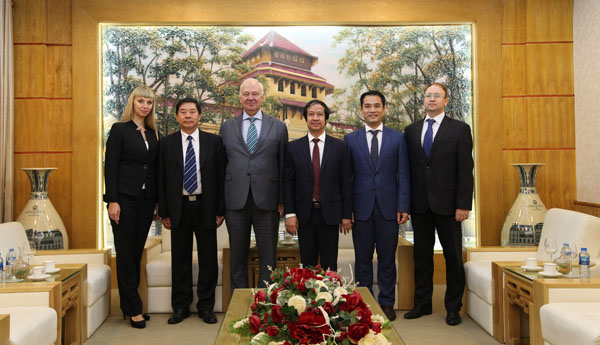 Đại học quốc gia Hà Nội trao kỷ niệm chương tặng Đại sứ Nga và Giám đốc Trung tâm KH&VH Nga tại Hà Nội