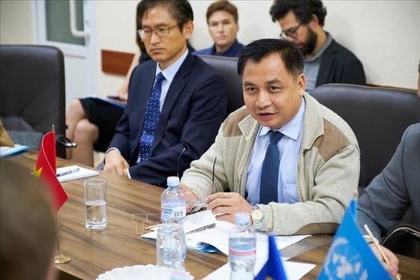 Đại sứ Việt Nam tại Ukraine thăm khu vực chiến sự ở miền Đông