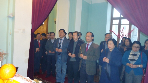 Dâng hương tưởng nhớ Chủ tịch Hồ Chí Minh tại Nga