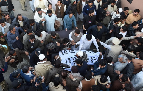 Đánh bom liều chết ở Pakistan: Thương vong lên tới 100 người; Taliban nhận trách nhiệm