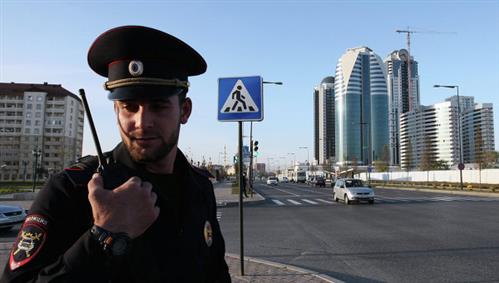 Cảnh sát Nga dùng thân mình che cho cậu bé khi bị ô tô đâm