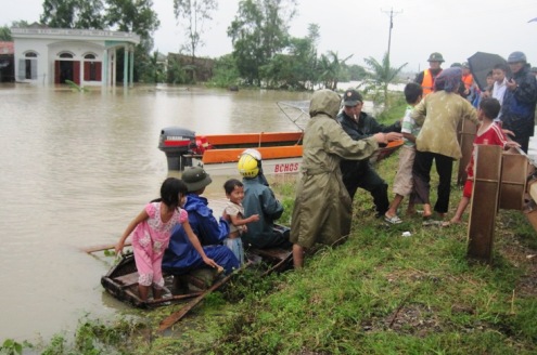 Vỡ đập, hàng nghìn hộ dân Thanh Hóa ngập trong nước lũ