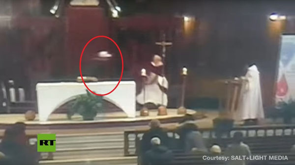 Khoảnh khắc linh mục bị đâm dao tại nhà thờ lớn nhất Canada