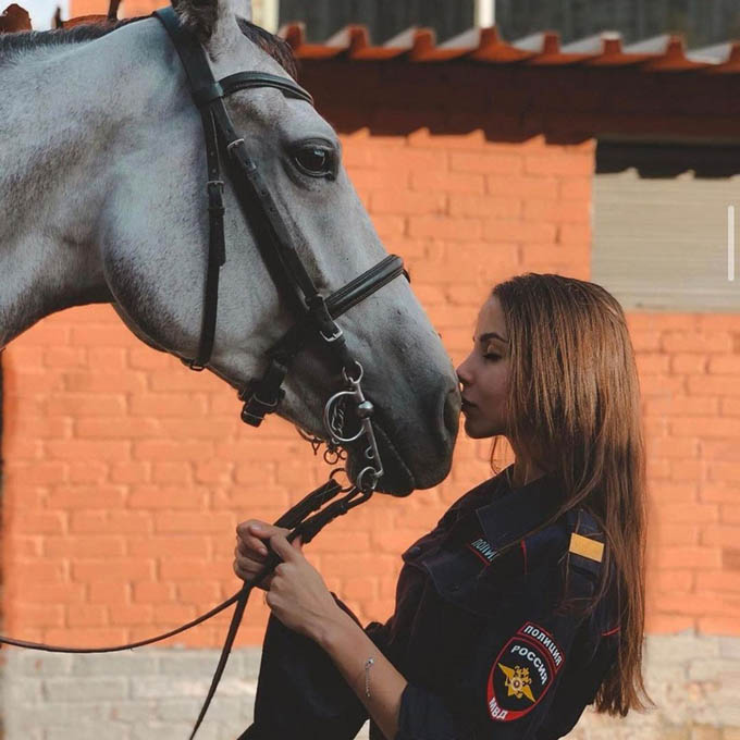 Hoa khôi cảnh sát Nga có tài năng cưỡi ngựa