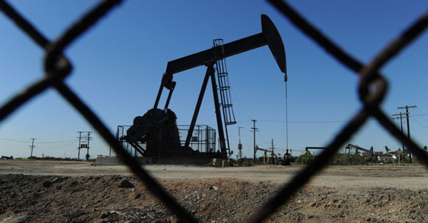 Giá dầu vọt lên trên 65 USD/thùng khi Mỹ chặn Iran xuất khẩu dầu