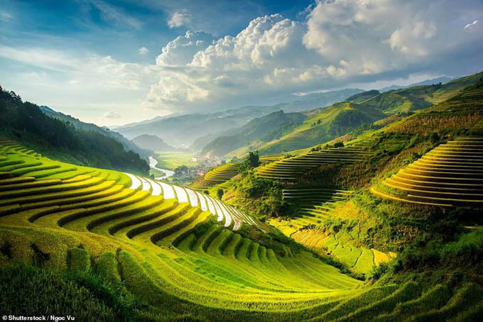 Địa danh đẹp: Xuất phát từ lòng đất nước Việt Nam, chúng ta sẽ cùng chiêm ngưỡng những địa danh đẹp nhất trong bộ sưu tập hình ảnh này. Những nơi lịch sử, văn hóa và được thiên nhiên ưu ái cho ra những khung cảnh đến mê hồn, sẽ là điểm dừng chân lý tưởng của các du khách muốn trải nghiệm khí hậu và văn hóa độc đáo của Việt Nam.