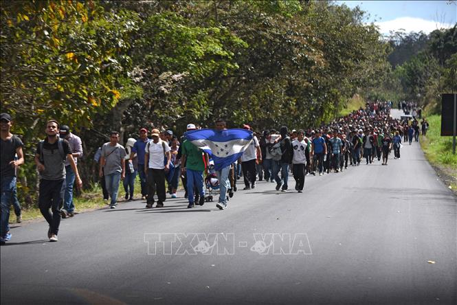 Mexico dùng hơi cay chặn hàng nghìn người di cư Trung Mỹ tại biên giới