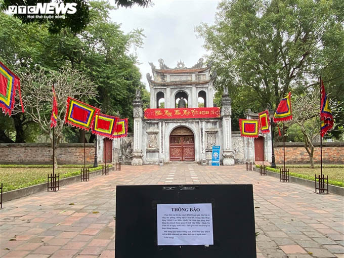 Đình, chùa đóng cửa vì COVID-19: Người Hà Nội bái vọng cầu bình an từ bên ngoài