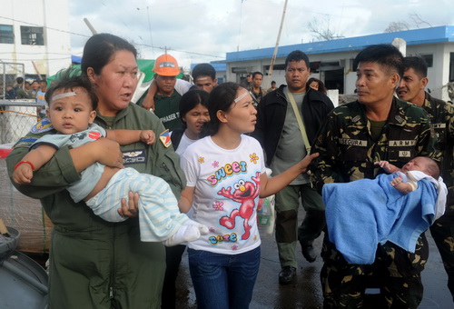Kinh hoàng giẫm đạp, chen lấn lên máy bay di tản khỏi Tacloban