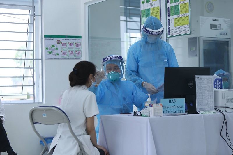 377 cán bộ, nhân viên y tế được tiêm vaccine phòng Covid-19 trong ngày 8/3