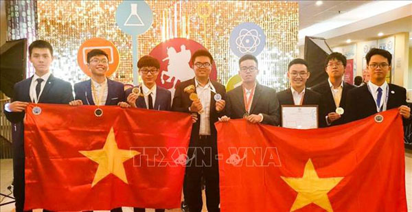 Cả 8 học sinh Việt Nam đều giành huy chương trong lần đầu dự Cuộc thi Olympic Quốc tế Moscow
