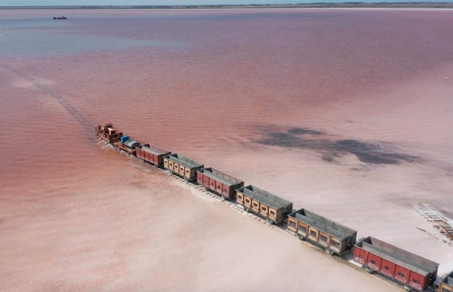 Đoàn tàu băng qua hồ nước màu hồng ở Nga