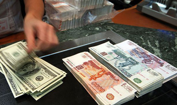 Moskva: Đổi USD, mất 20 triệu rúp