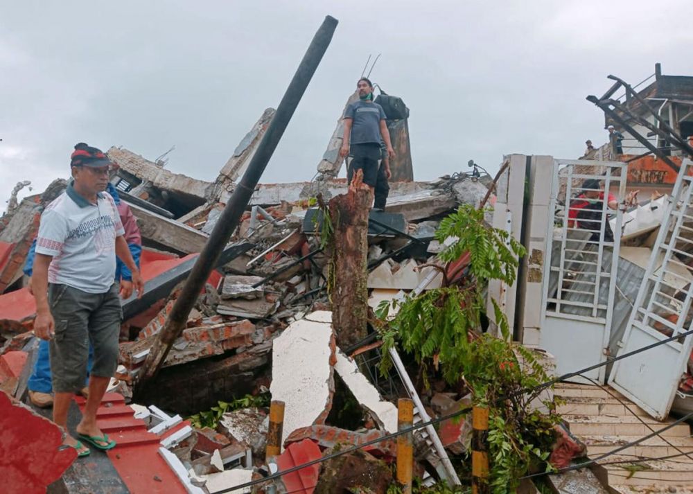 Động đất mạnh ở Indonesia: Thương vong tăng lên hàng trăm người, hàng nghìn người phải bỏ nhà cửa di tản