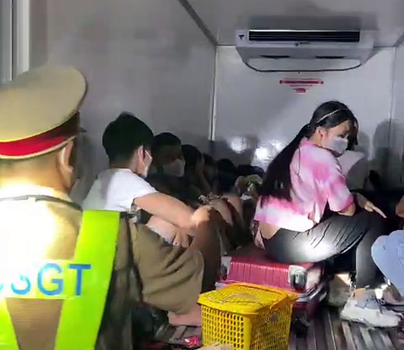 15 người có cả trẻ em trong thùng xe đông lạnh 'thông chốt'