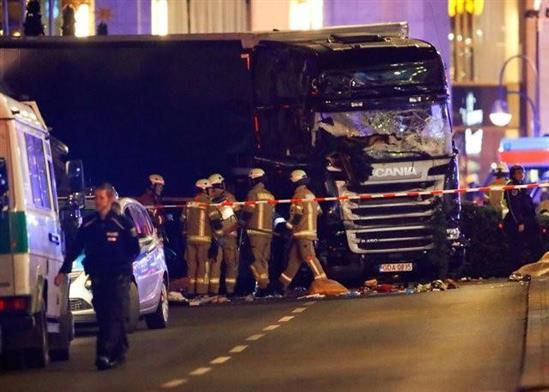 Xe tải lao vào chợ Giáng sinh ở Đức, 12 người chết
