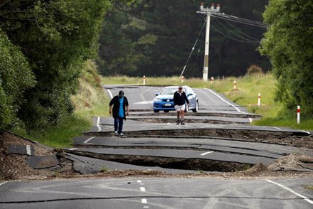 Nửa ngày sau động đất, New Zealand lại rung chuyển kinh hoàng